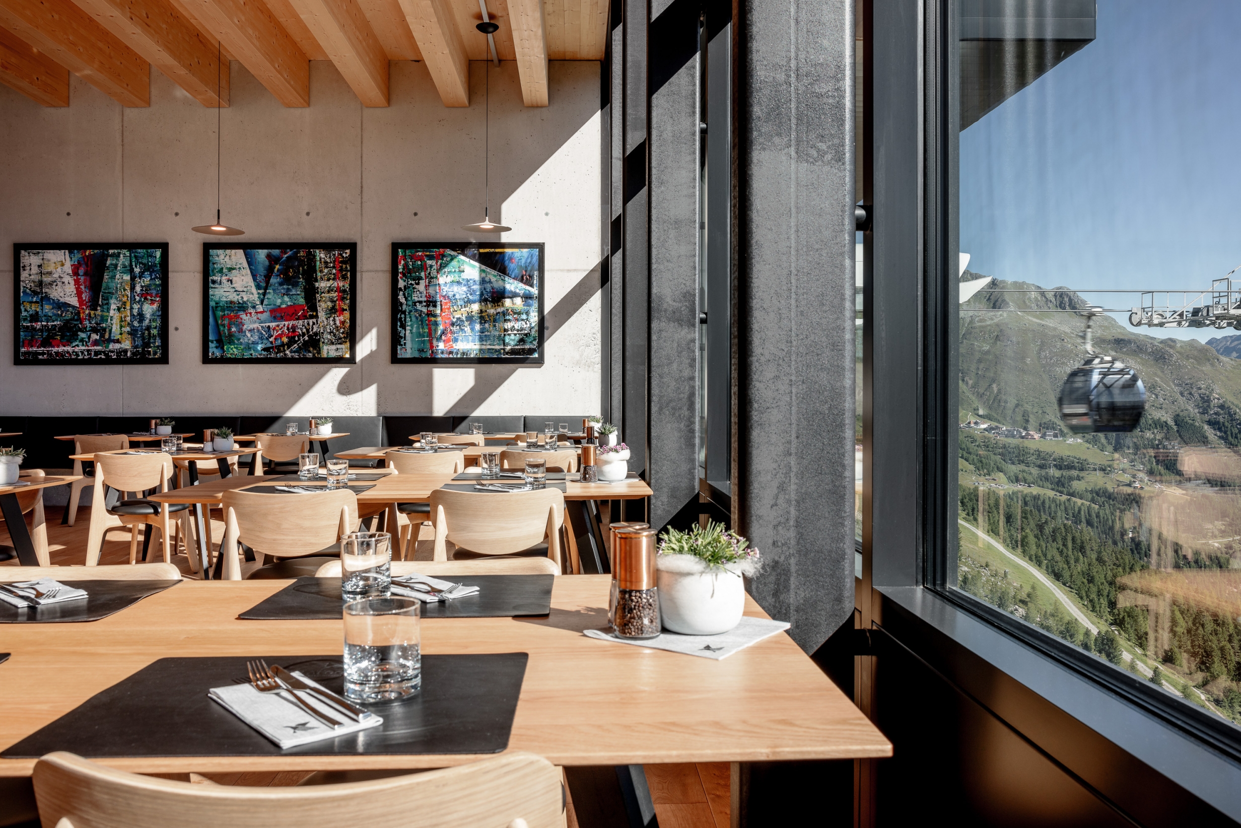 À-la-carte-Restaurant Falcon an der Gaislachkogl Mittelstation in Sölden im Sommer