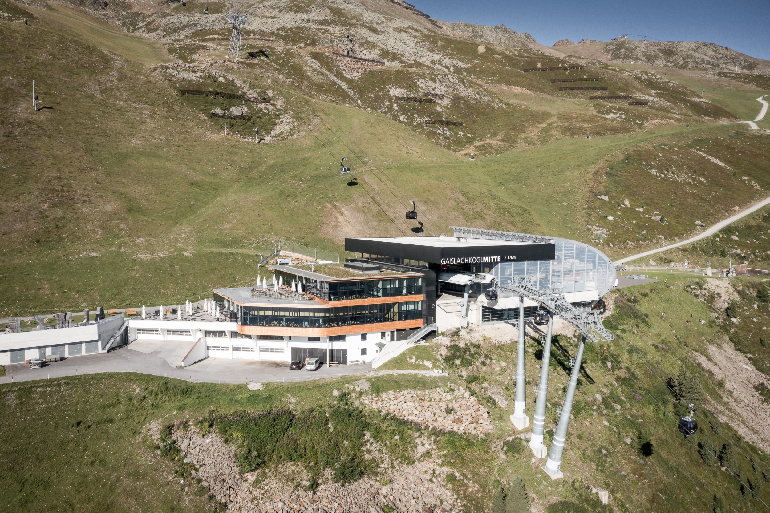 Restaurant Falcon an der Gaislachkogl Mittelstation Außenasicht im Sommer Restaurant Falcon an der Gaislachkogl Mittelstation Außenasicht im Sommer