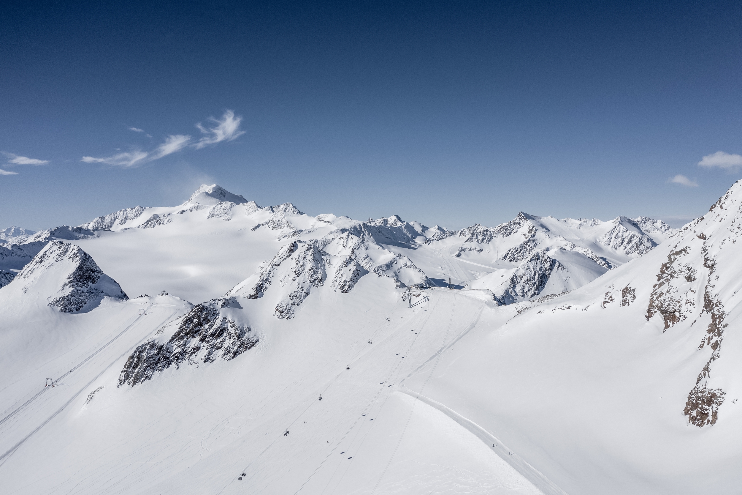 Skifahren im April in Sölden am Tiefenbach Gletscher Skifahren im April in Sölden am Tiefenbach Gletscher